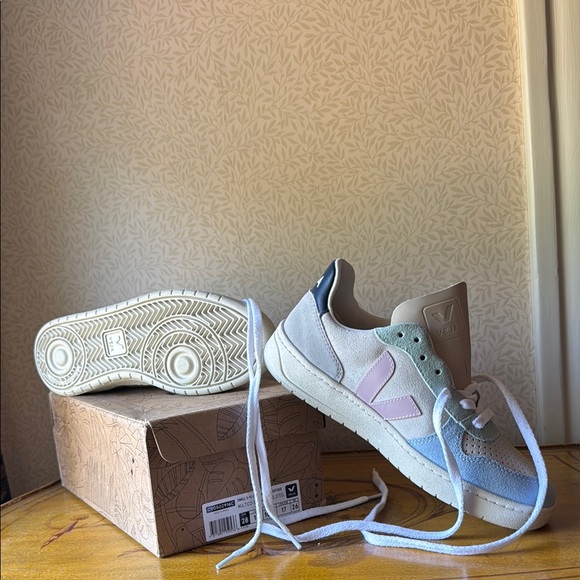 Women’s Veja Multicolor Sneakers - Picture 1 of 6